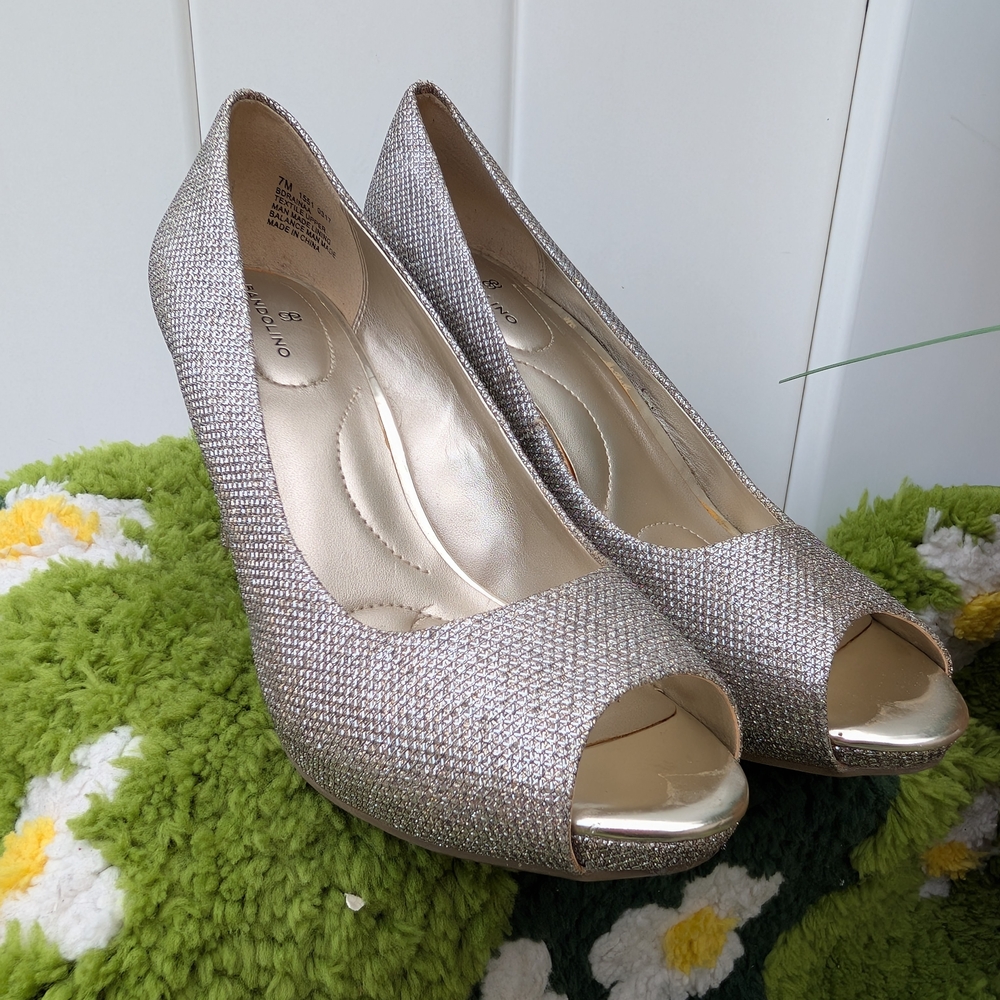 BANDOLINO Silver Peep-Toe Heels Size 7